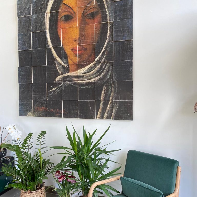 Houten wandecoratie groot in een tuinkamer